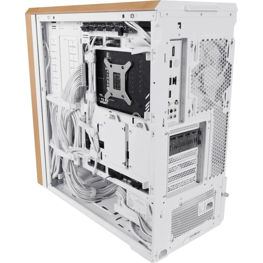 Binnenkant witte pc-kast met nette kabelgeleiding en houten randafwerking.