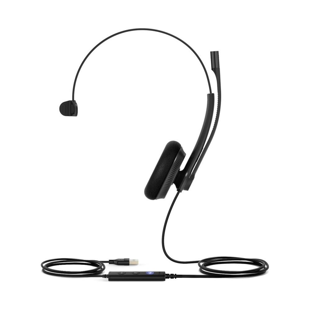 Zwarte headset met microfoon, kabel en USB-connector op witte achtergrond.