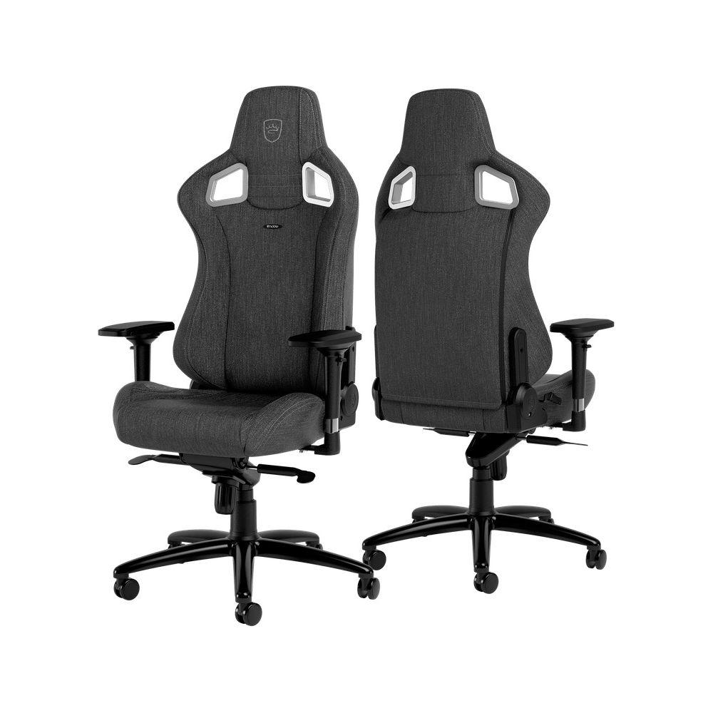 Zwei dunkle Gaming-Stühle mit schwarzem Gestell und Rollen nebeneinander.