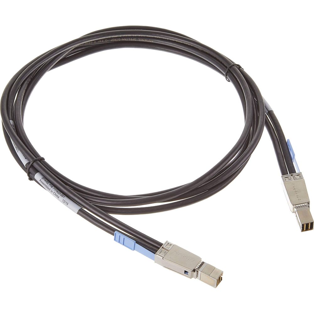 Cable negro con dos conectores y pestañas azules sobre fondo blanco.