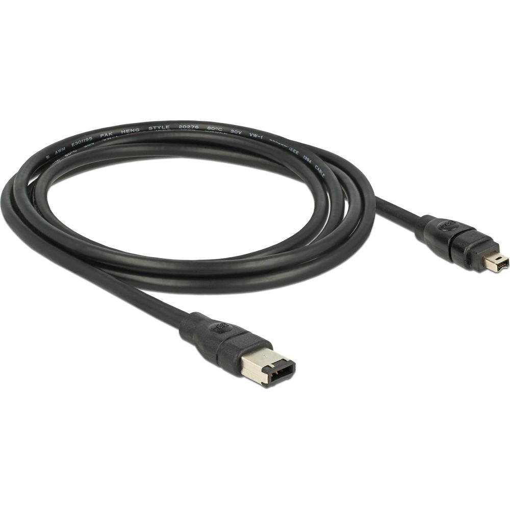 Czarny kabel IEEE 1394 z dwoma złączami na białym tle.