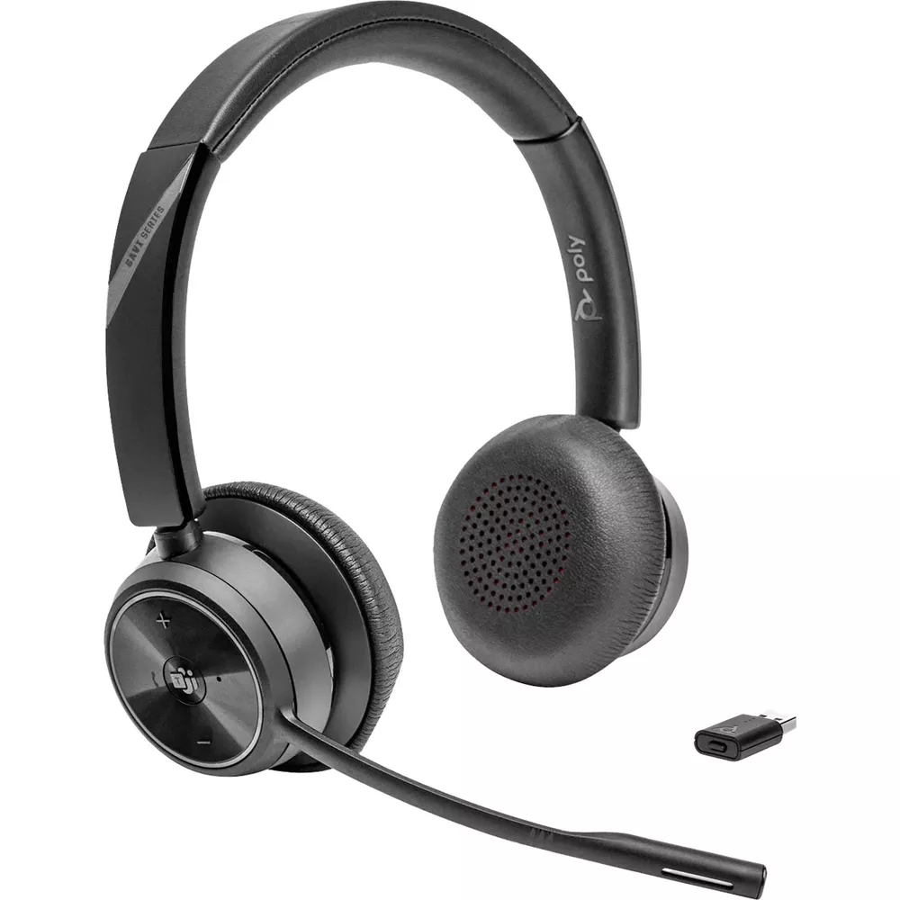 Casque noir avec micro et dongle USB sur fond blanc.