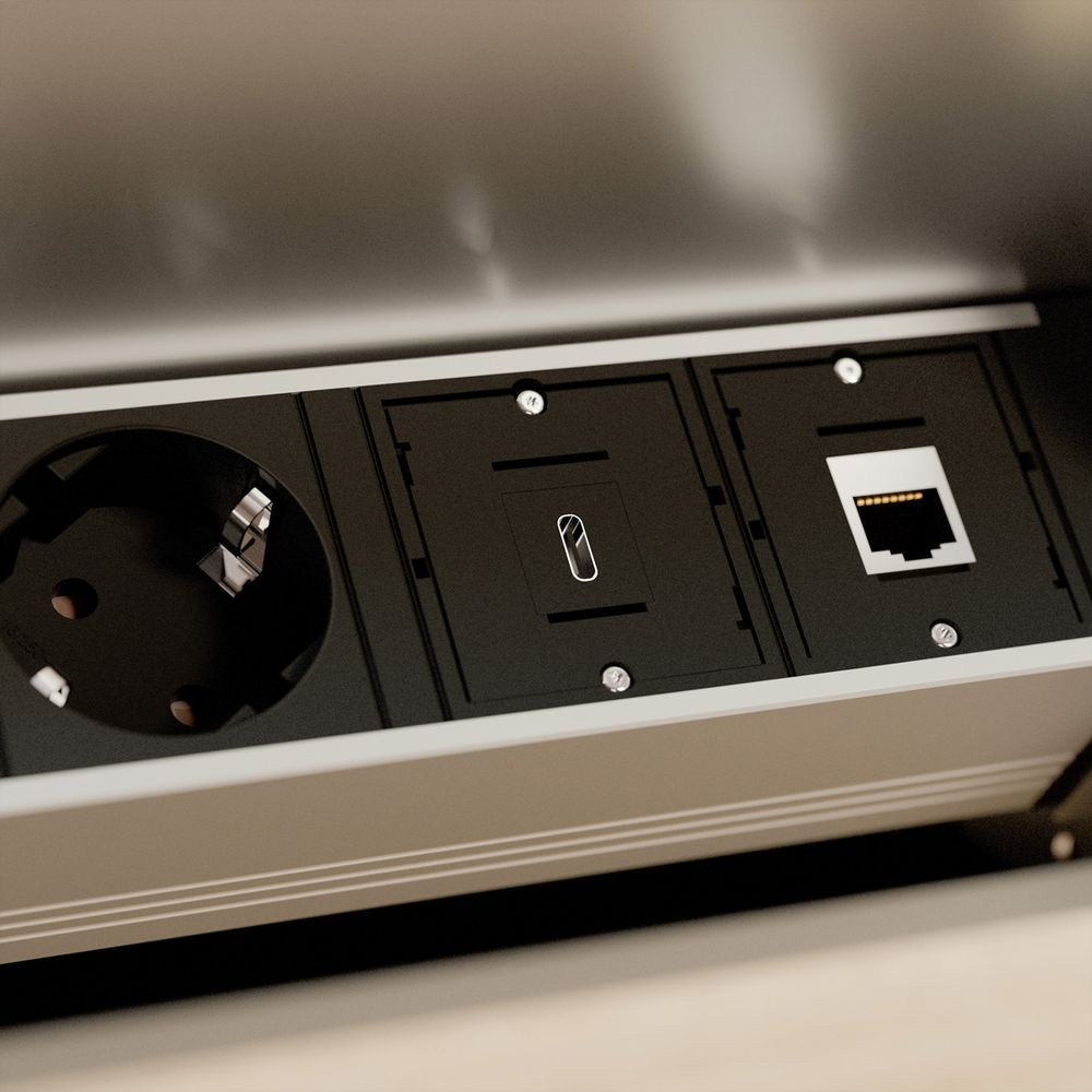 Eine Steckdose, ein USB-Port und ein Netzwerkanschluss in einem schwarzen Rahmen.