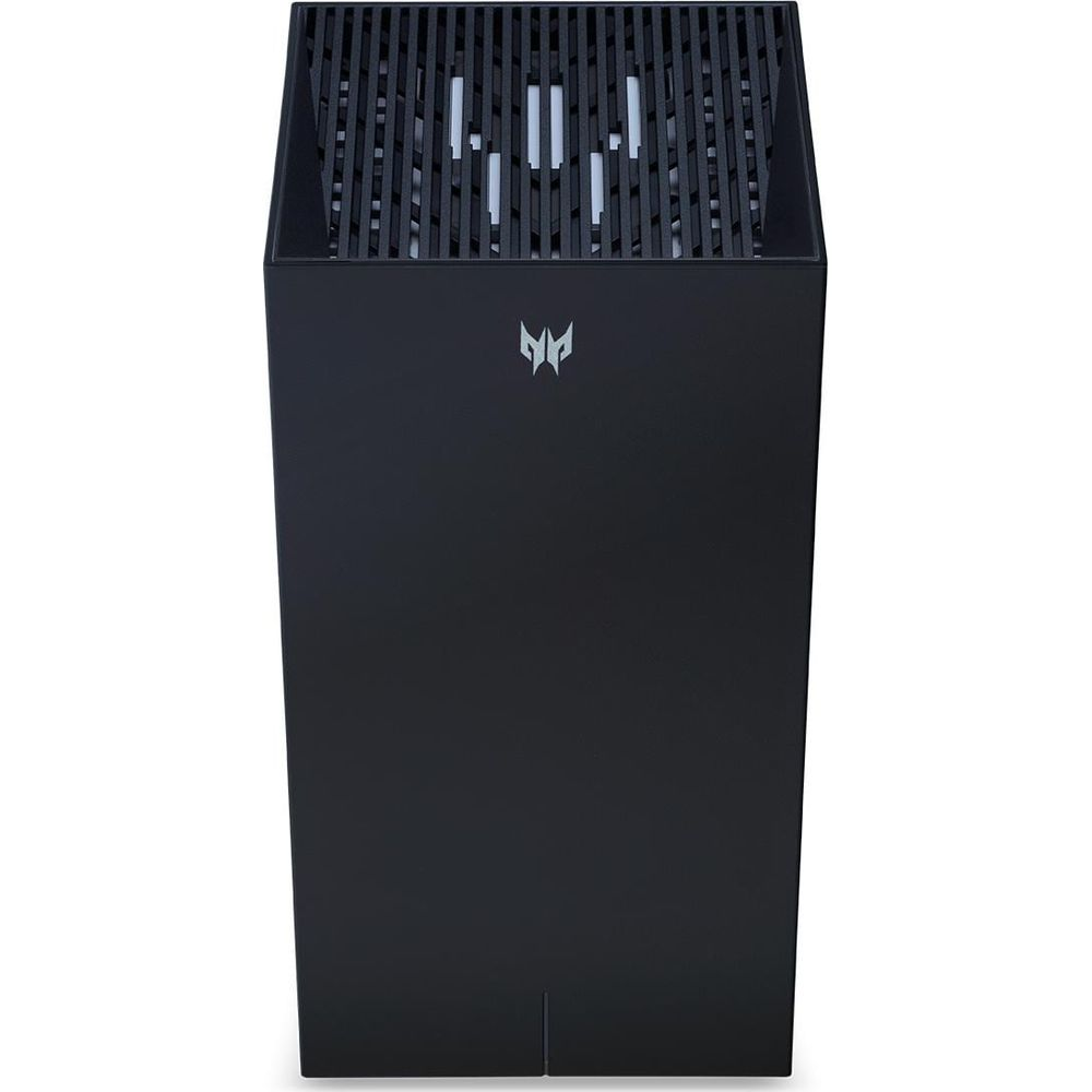 Czarny blok na noże z srebrnym logo na górze i szczelinami.