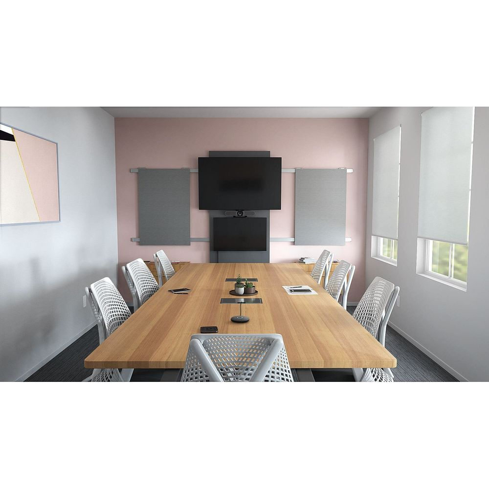 Vergaderruimte met houten tafel, witte stoelen, twee schermen en ramen.