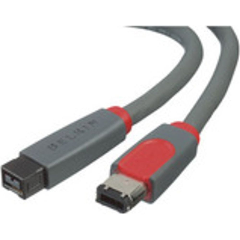 Cavo grigio con connettori grigi e rossi. Logo Belkin su un connettore.