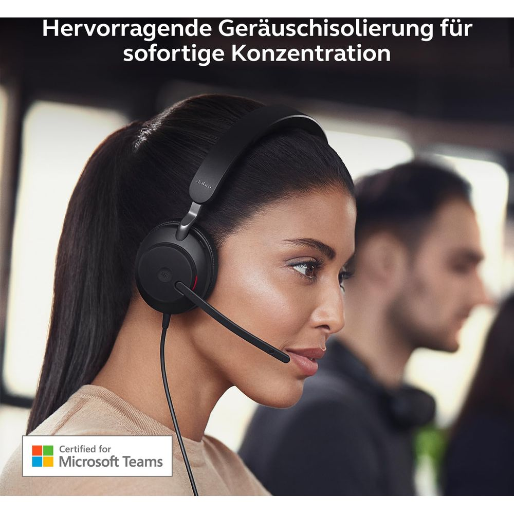 Kobieta w zestawie słuchawkowym z mikrofonem, certyfikowana dla Microsoft Teams.