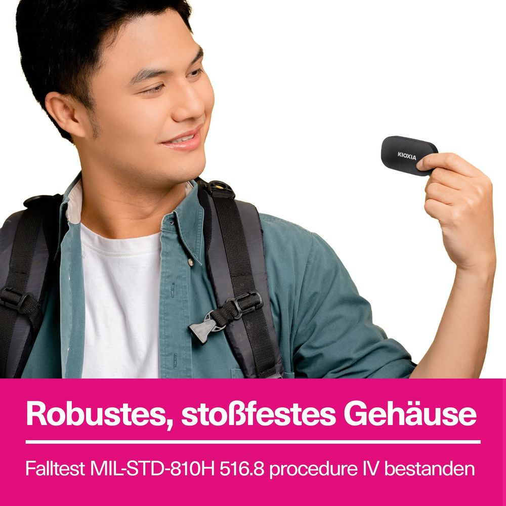 Mann mit Rucksack hält Kioxia-Gerät. Robustes, stoßfestes Gehäuse.