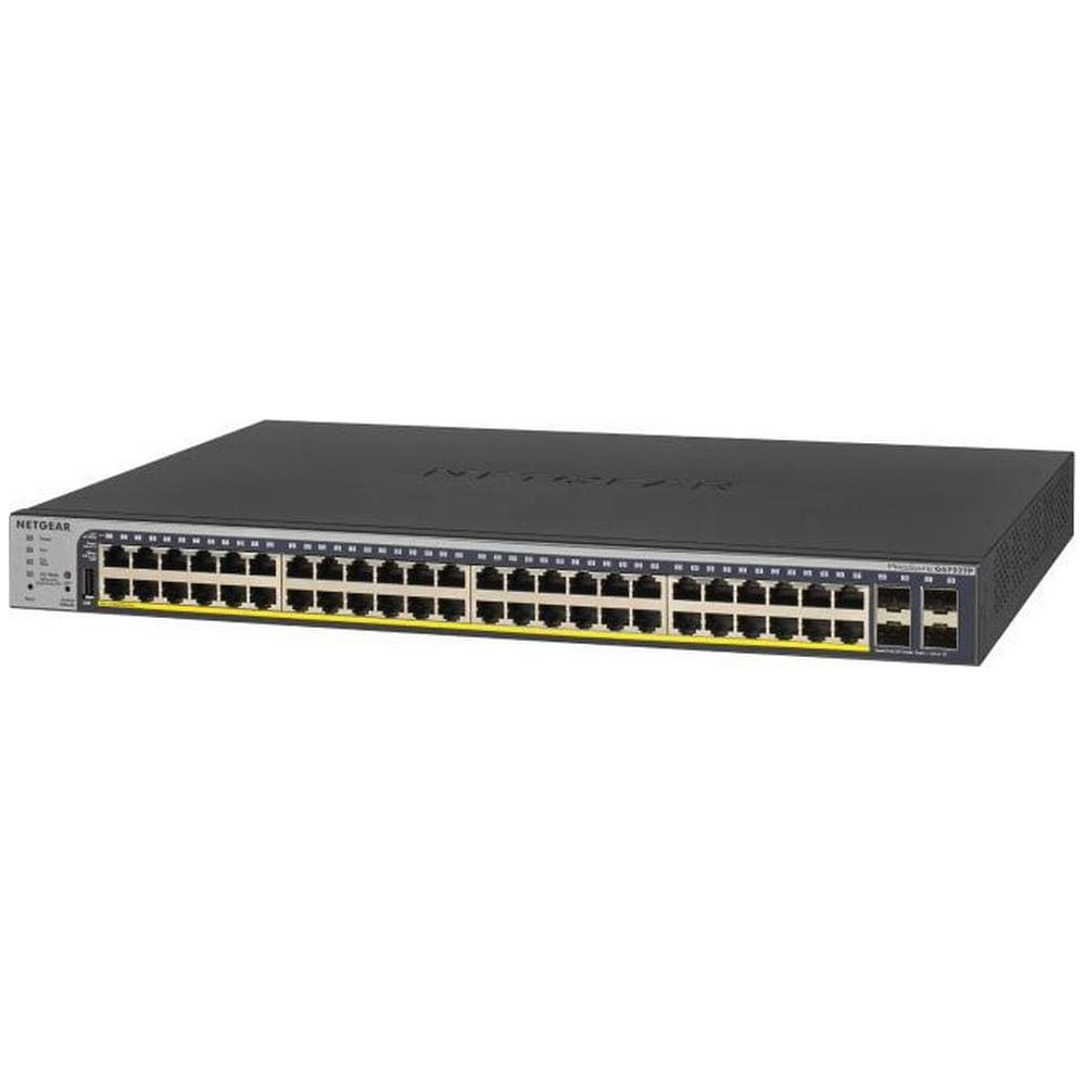 Un switch Netgear noir à 48 ports avec une bande jaune.