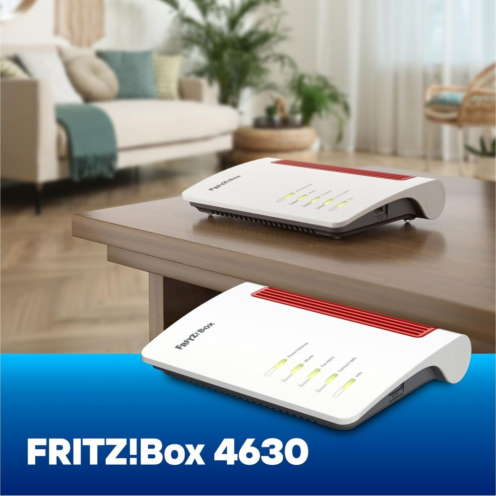 Zwei weiße Fritz!Box 4630 Router mit roten Akzenten auf einem Holztisch.