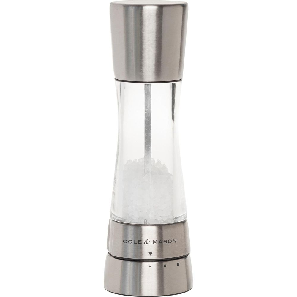 Edelstahl-Salzmühle mit Glasbehälter, gefüllt mit grobem Salz.