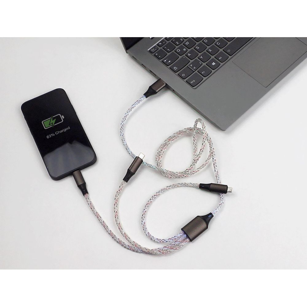 Uno smartphone è collegato a un laptop tramite cavo intrecciato, mostrando 63% carico.