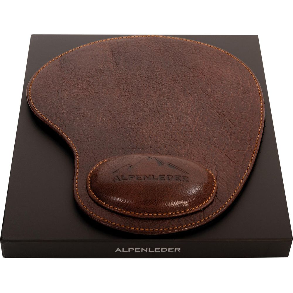 Tapis de souris en cuir marron avec repose-poignet sur boîte noire. Logo Alpenleder.