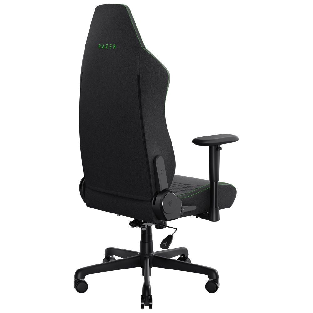 Sırtında Razer logosu bulunan, yeşil kenarlıklı siyah oyuncu koltuğu.