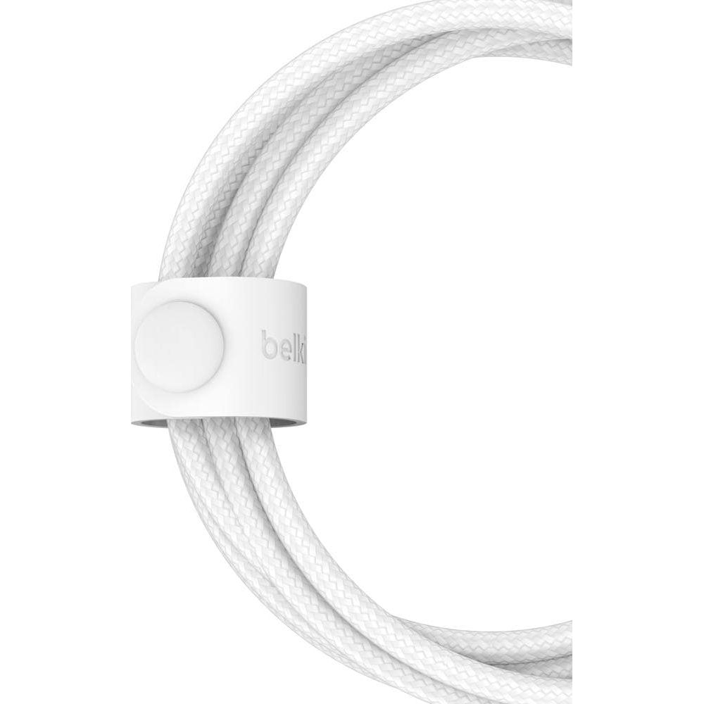 Un câble blanc avec une bande blanche indiquant Belk.