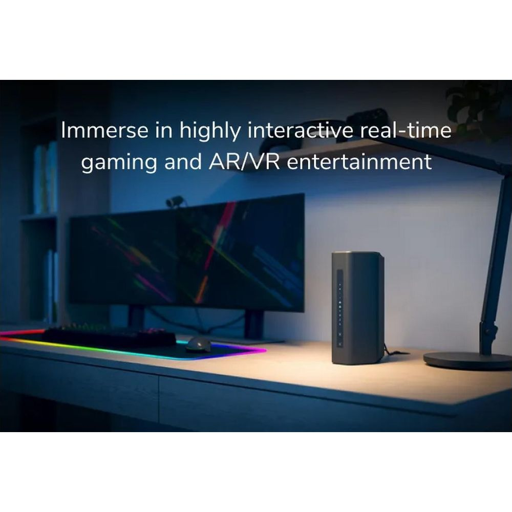 Biurko z monitorem, klawiaturą, myszą i routerem.