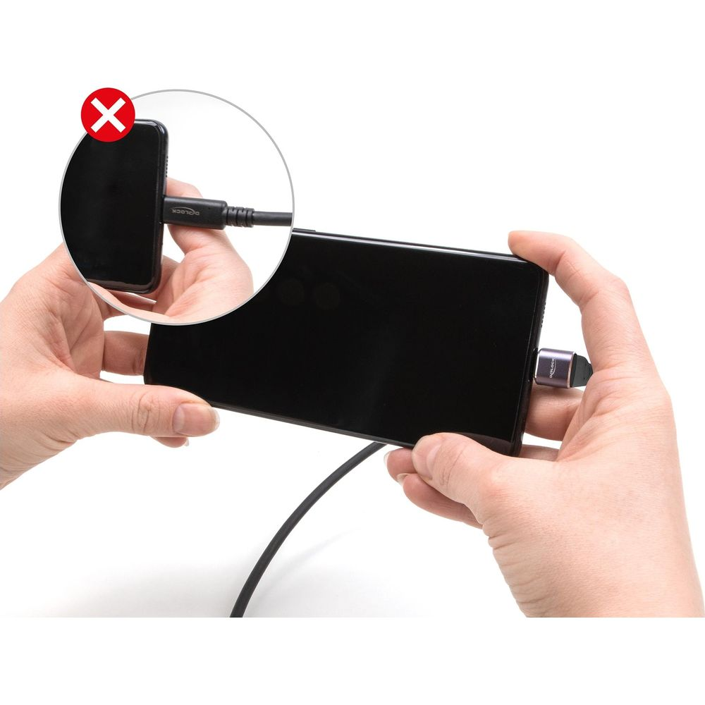 Una mano tiene uno smartphone. Una X rossa in un cerchio indica una spina non collegata.