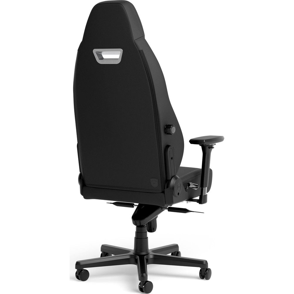 Schwarzer Gamingstuhl von hinten mit Armlehne und Rädern.