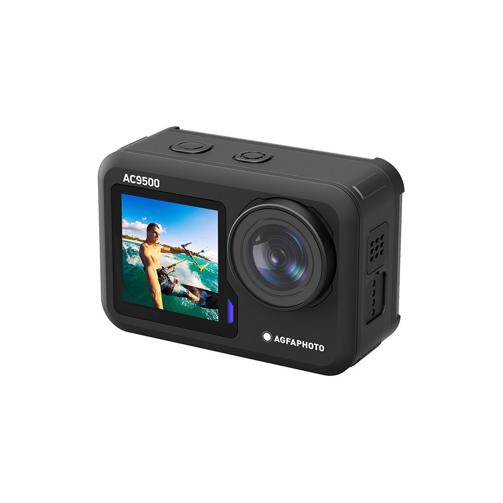 Czarna kamera sportowa pokazuje mężczyznę uprawiającego kitesurfing na ekranie.