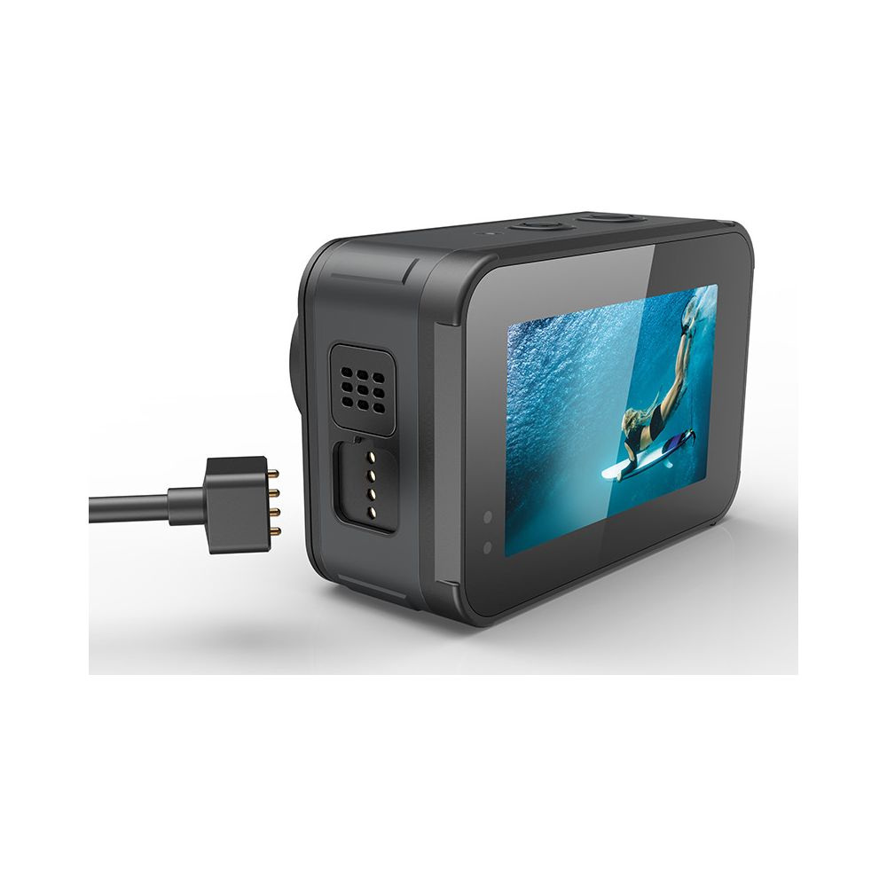 Kamera sportowa z podłączonym kablem i surferem na ekranie.