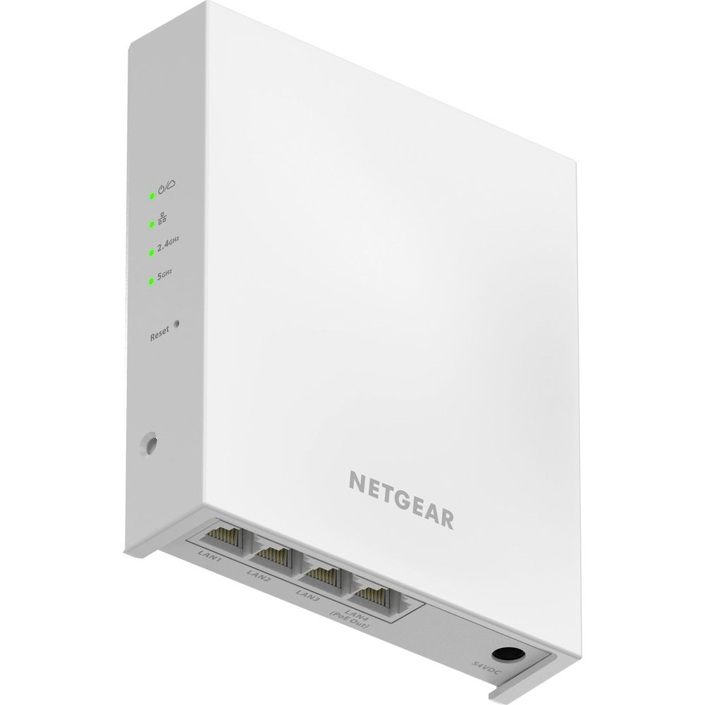 Ein weißer Netgear WLAN-Router mit 4 LAN-Ports und 2.4GHz/5GHz-Anzeigen.
