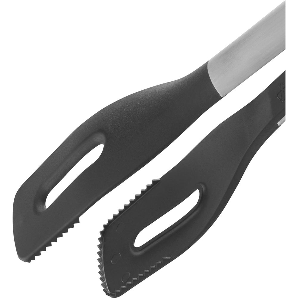Nahaufnahme von schwarzen Grillzangen mit gezahnten Kanten und einem silbernen Griff.