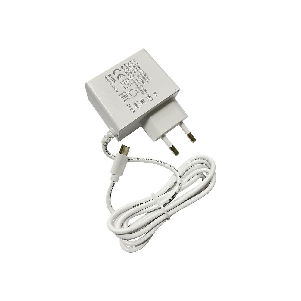 Een witte AC-adapter met kabel en stekker op witte achtergrond.