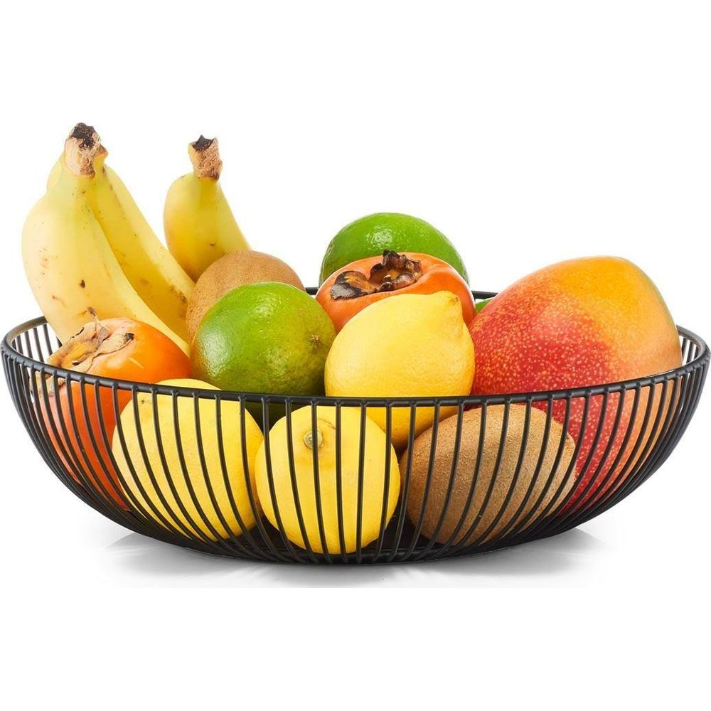 Ein schwarzer Obstkorb gefüllt mit Bananen, Orangen, Kiwis, Zitronen und Mangos.