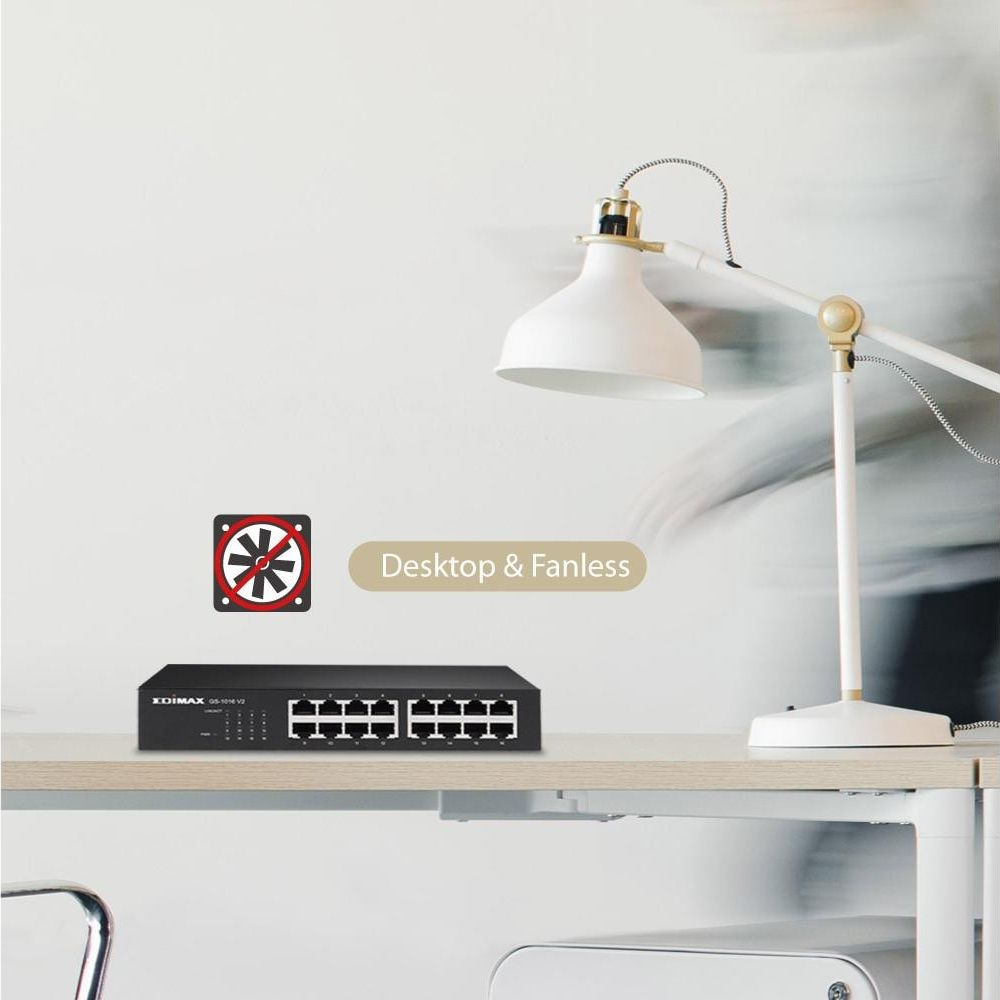 Czarny przełącznik sieciowy 16-portowy na biurku obok lampy.