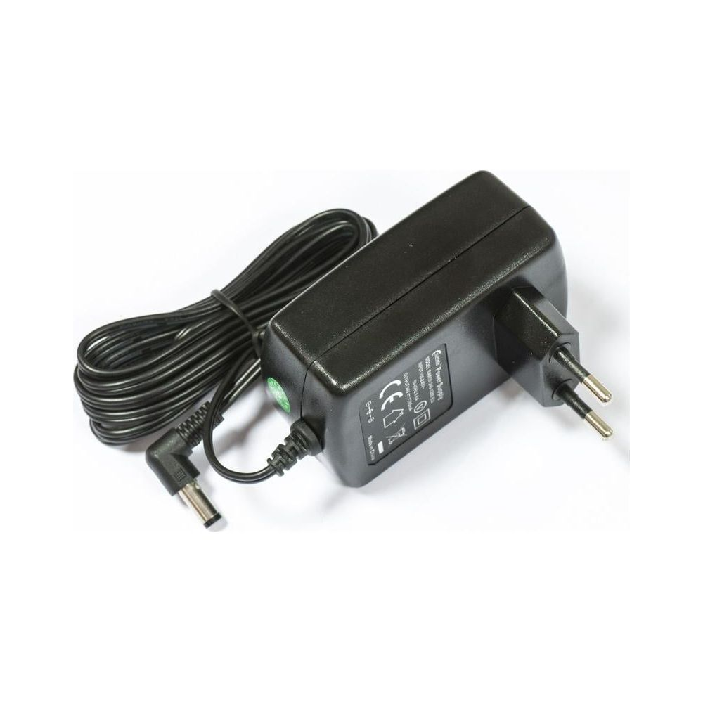 Adaptador de corriente negro con cable y enchufe sobre fondo blanco.