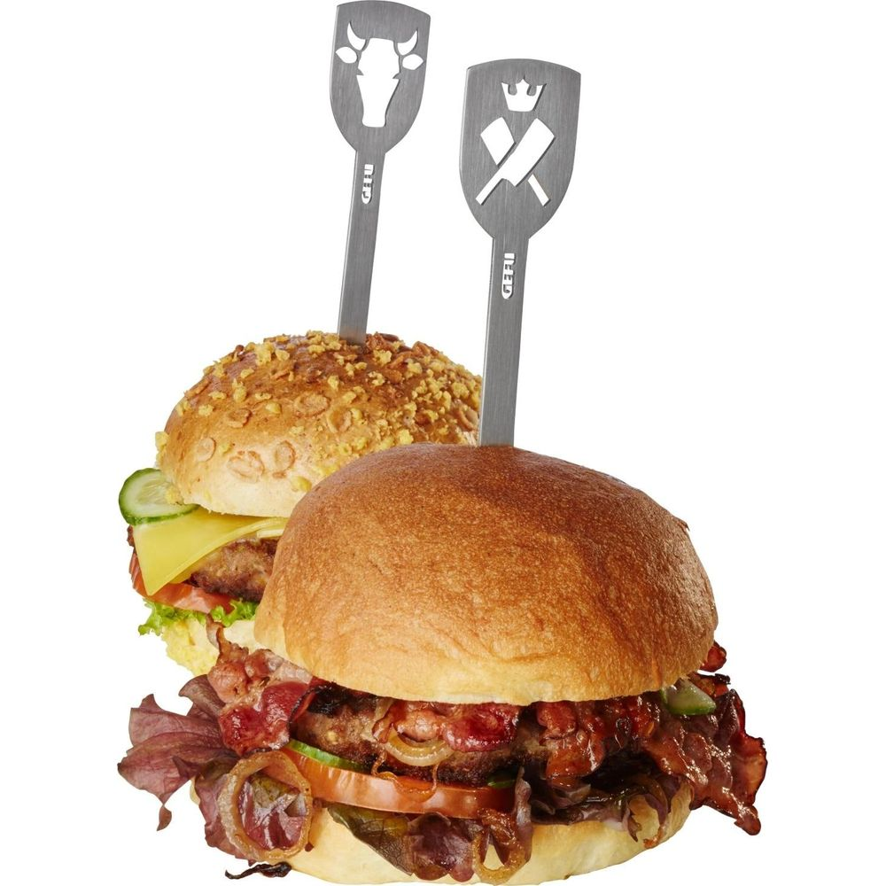 Zwei Burger mit Fleisch, Speck, Käse und Gurken, auf weißen Hintergrund.