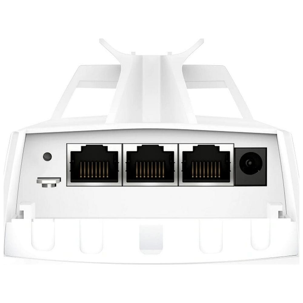Weiße Rückseite eines Geräts mit drei Ethernet-Anschlüssen und einem Netzanschluss.