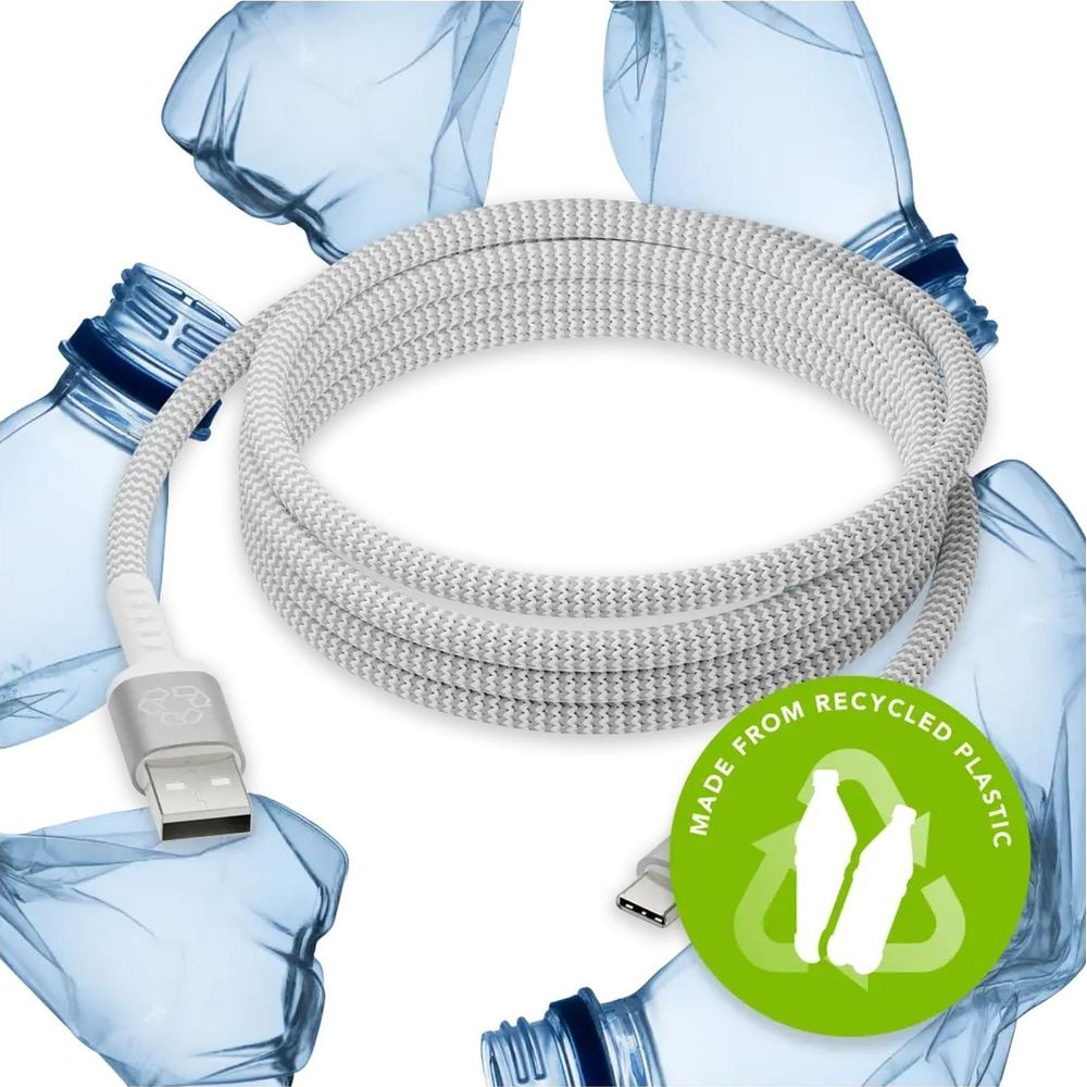 Biały kabel USB zwinięty, otoczony przez zgniecione plastikowe butelki.