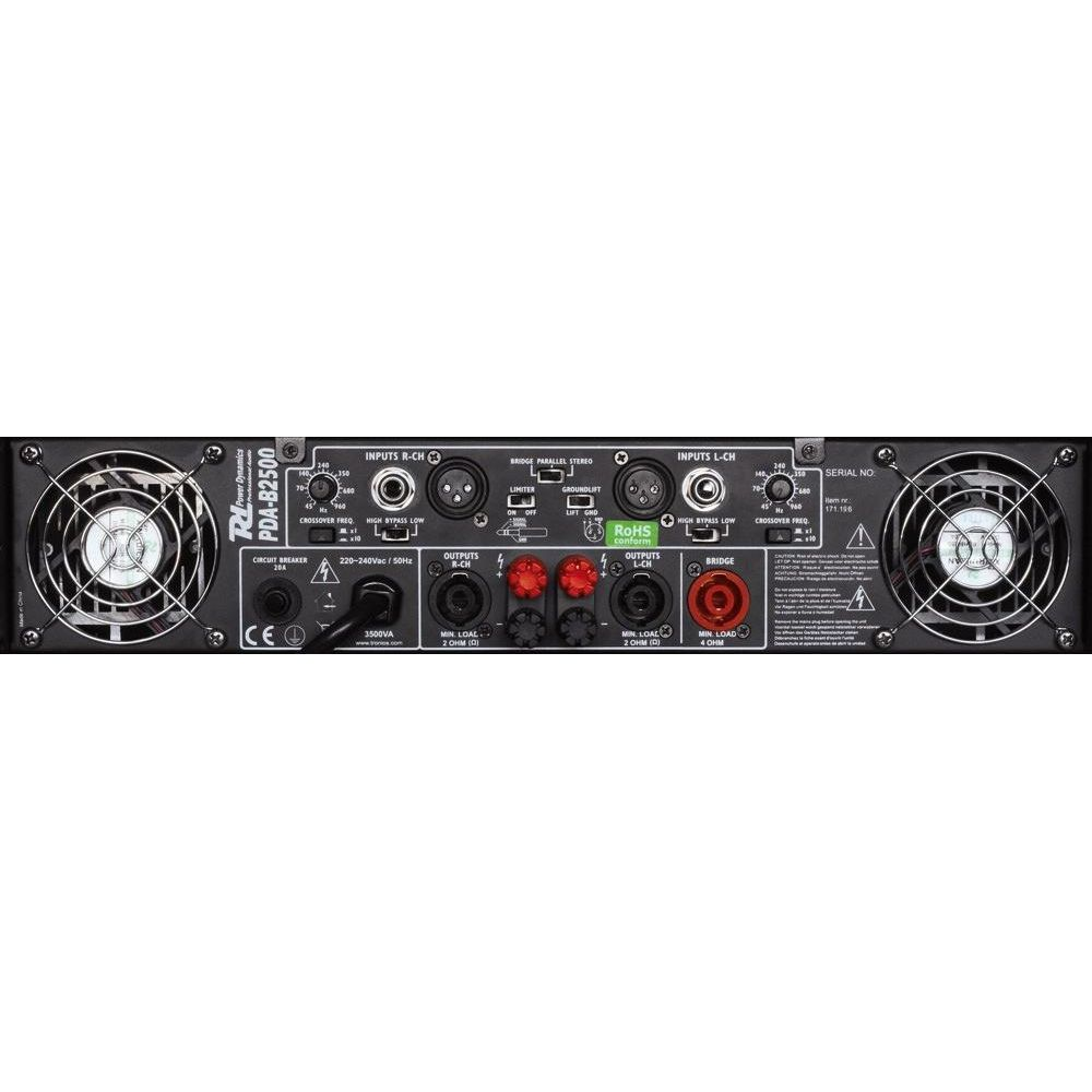 Panel trasero de un amplificador de potencia con ventiladores, conectores y etiquetas.