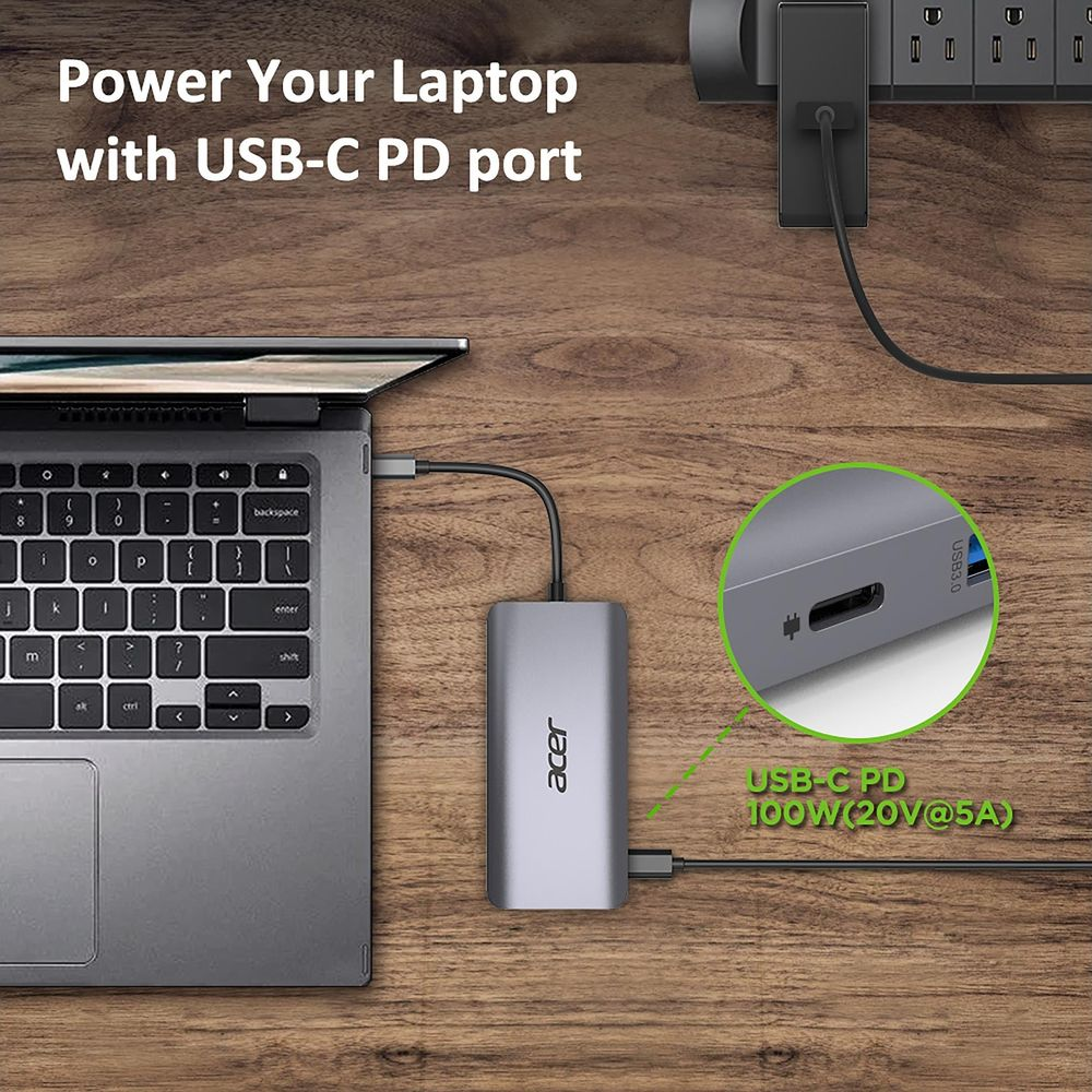 Ein Laptop, verbunden mit einem USB-C PD-Ladegerät, das an eine Steckdosenleiste angeschlossen ist.