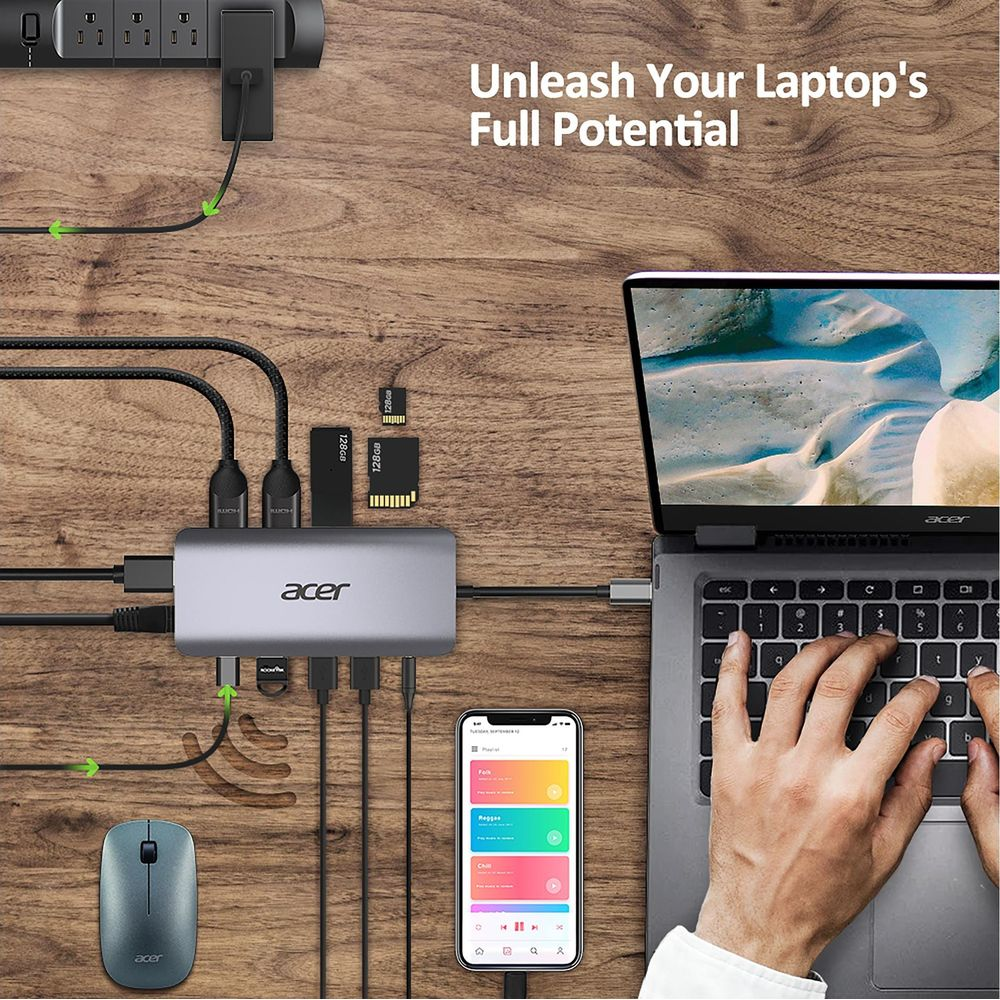 Ein Acer-Hub mit Kabeln, SD-Karten, Maus und Handy wird an einen Laptop angeschlossen.