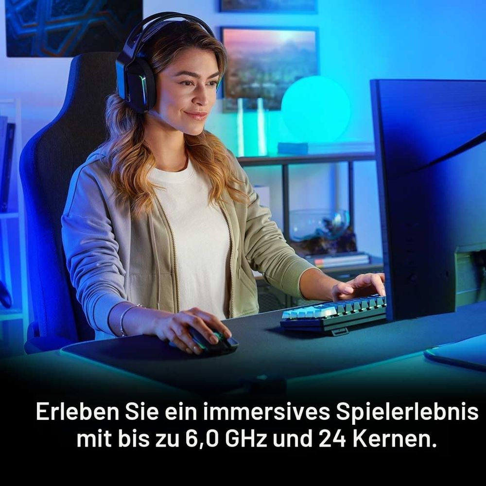 Kobieta w słuchawkach gra na komputerze, siedząc w fotelu gamingowym.