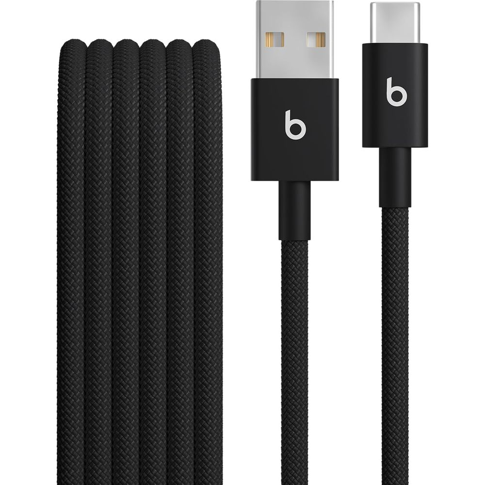 Ein schwarzes USB-C- und USB-A-Kabel mit dem Beats-Logo.
