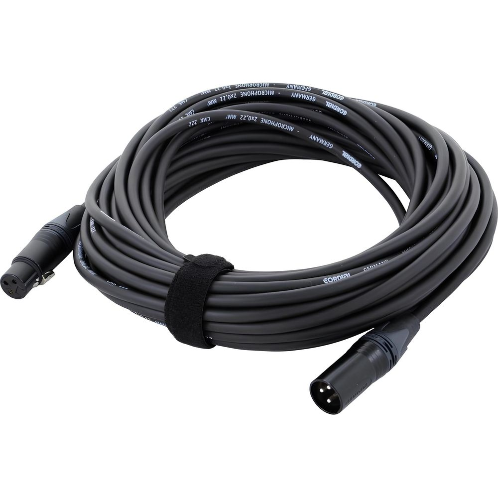 Un cavo microfono nero arrotolato con connettori XLR, marca Cordial.