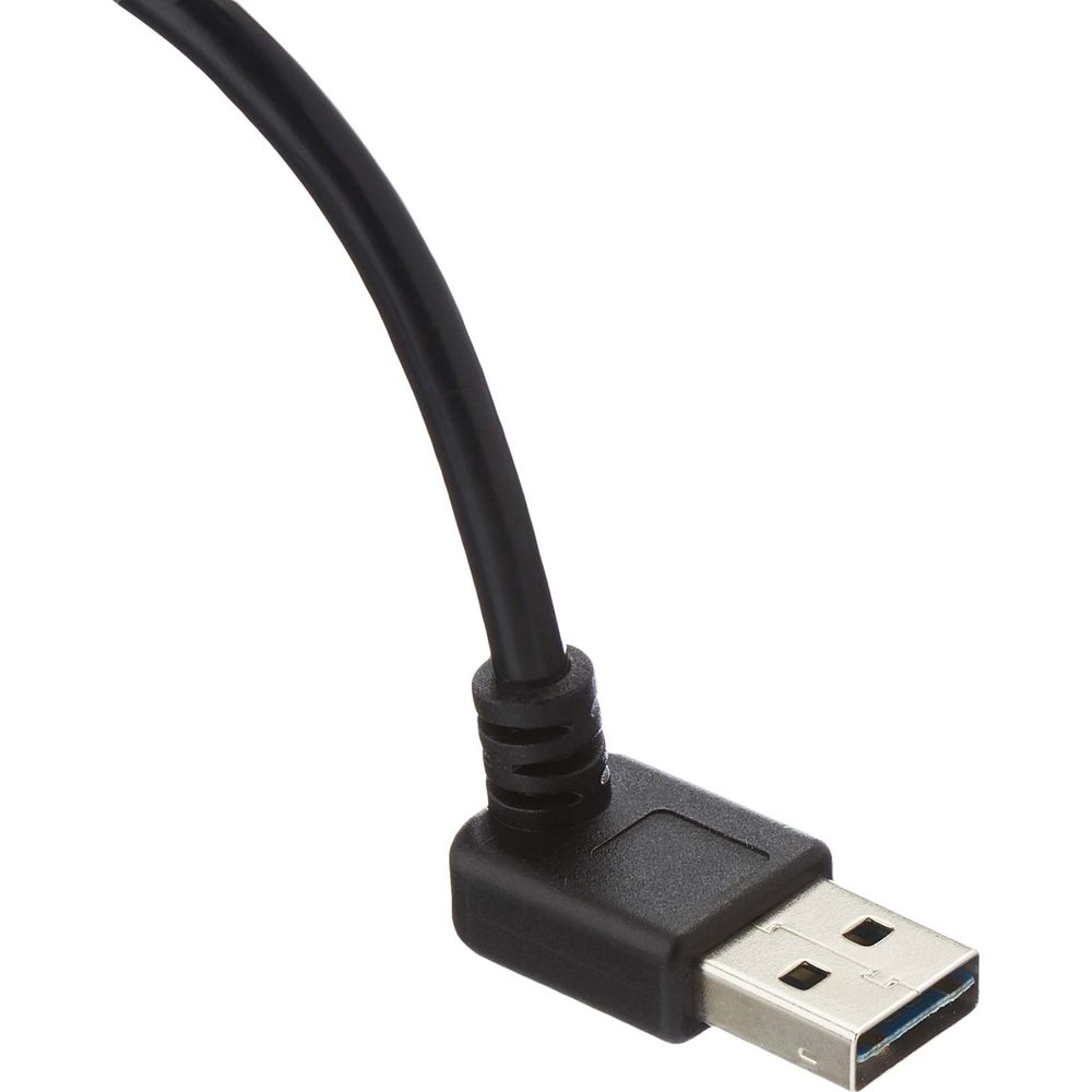 Een zwarte USB-kabel met een haakse connector op witte achtergrond.