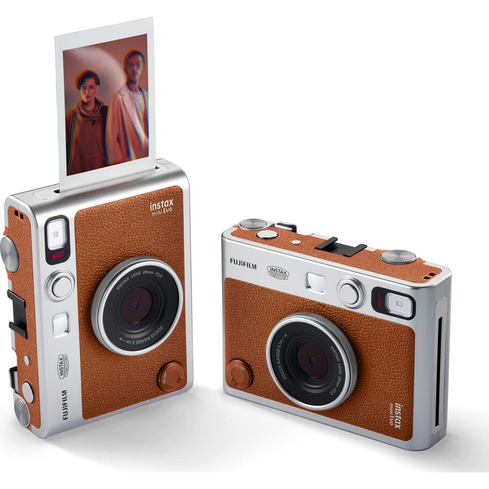 Zwei silberne und braune Fujifilm Instax Mini Evo Kameras, eine mit Foto.