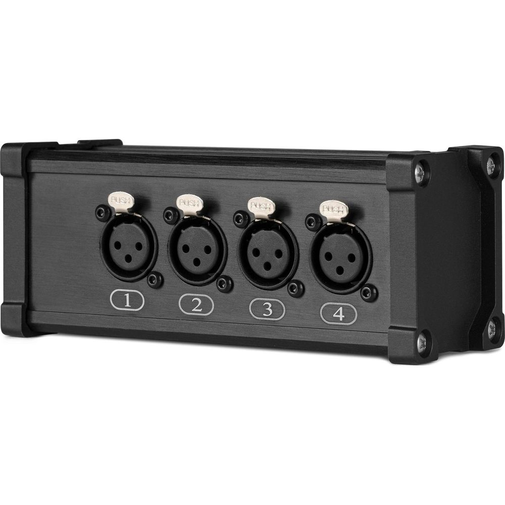 Una caja negra de metal con cuatro puertos XLR, numerados del 1 al 4.