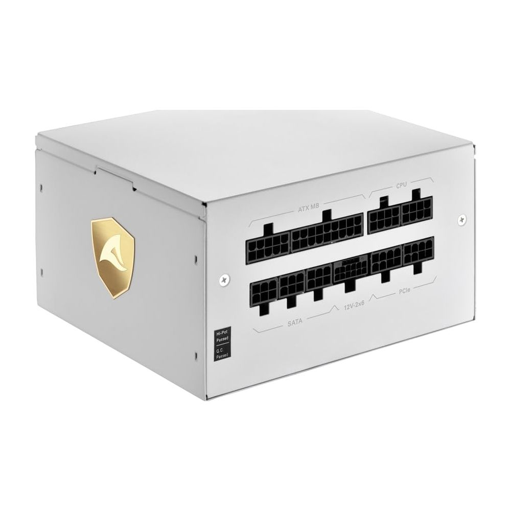 Een witte voeding met een goudkleurig logo en poorten voor ATX, CPU, SATA, 12V-2x8 en PCIe.