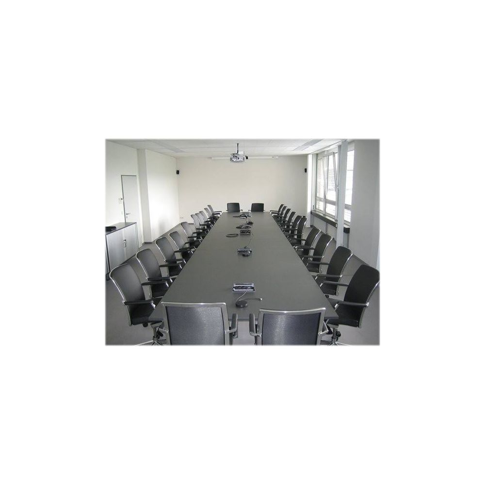 Ein langer Konferenztisch mit vielen Stühlen und einem Projektor an der Decke.