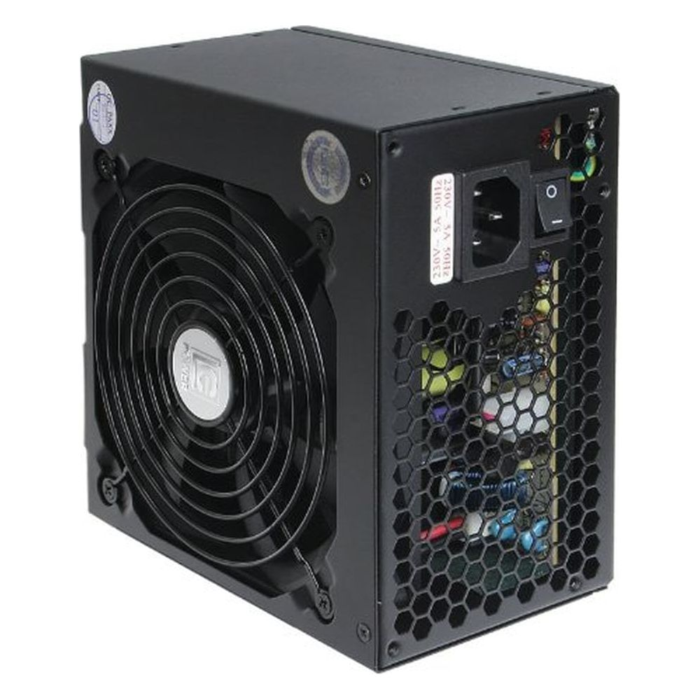 Czarny zasilacz komputerowy z wentylatorem z przodu i portami z tyłu.