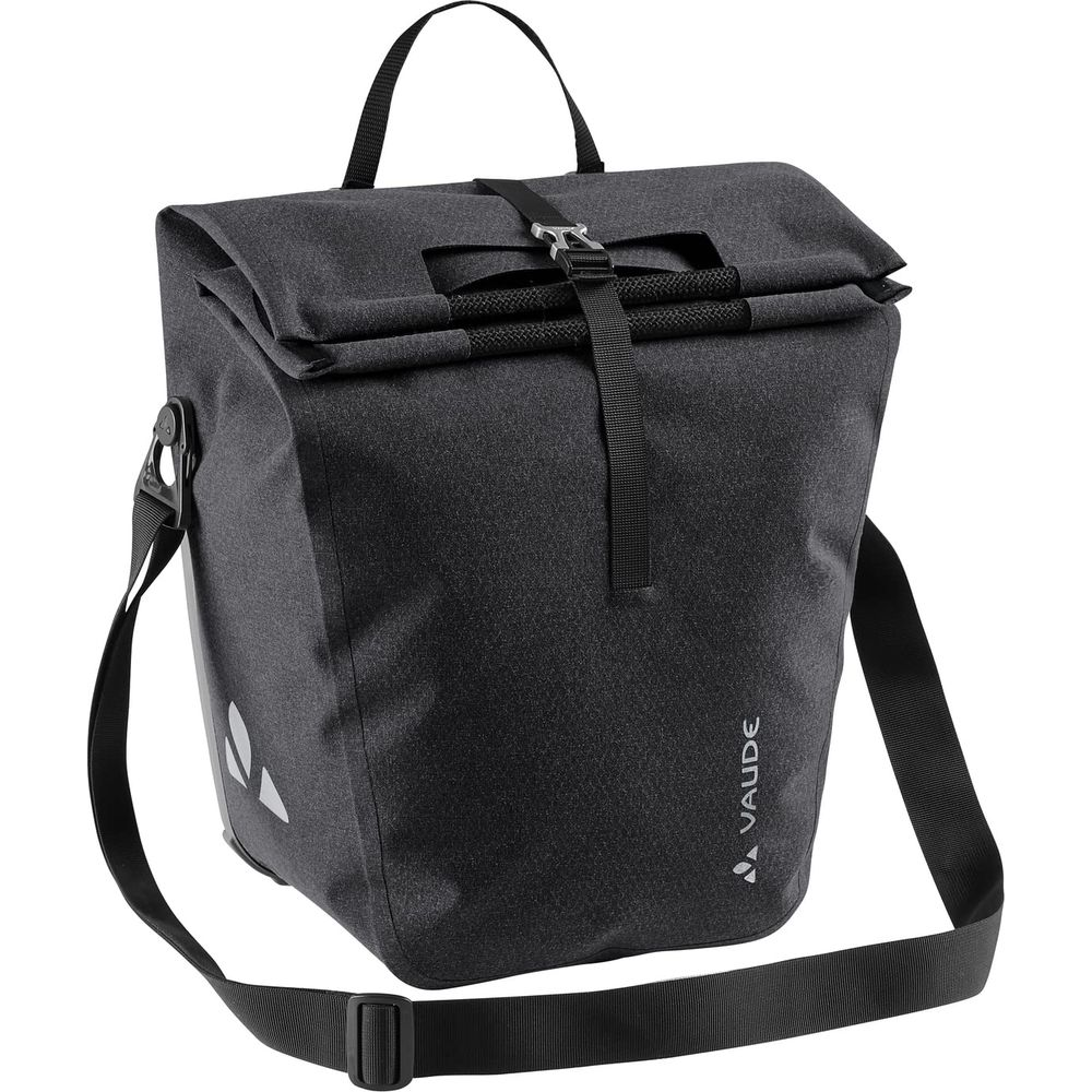 Ciemna torba rowerowa z zamknięciem na rolkę i uchwytem.