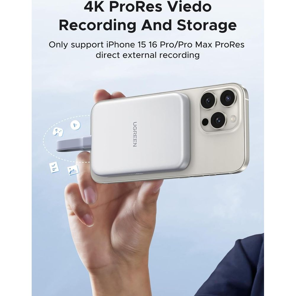 Ręka trzyma iPhone'a 15/16 Pro z zewnętrznym dyskiem UGREEN.