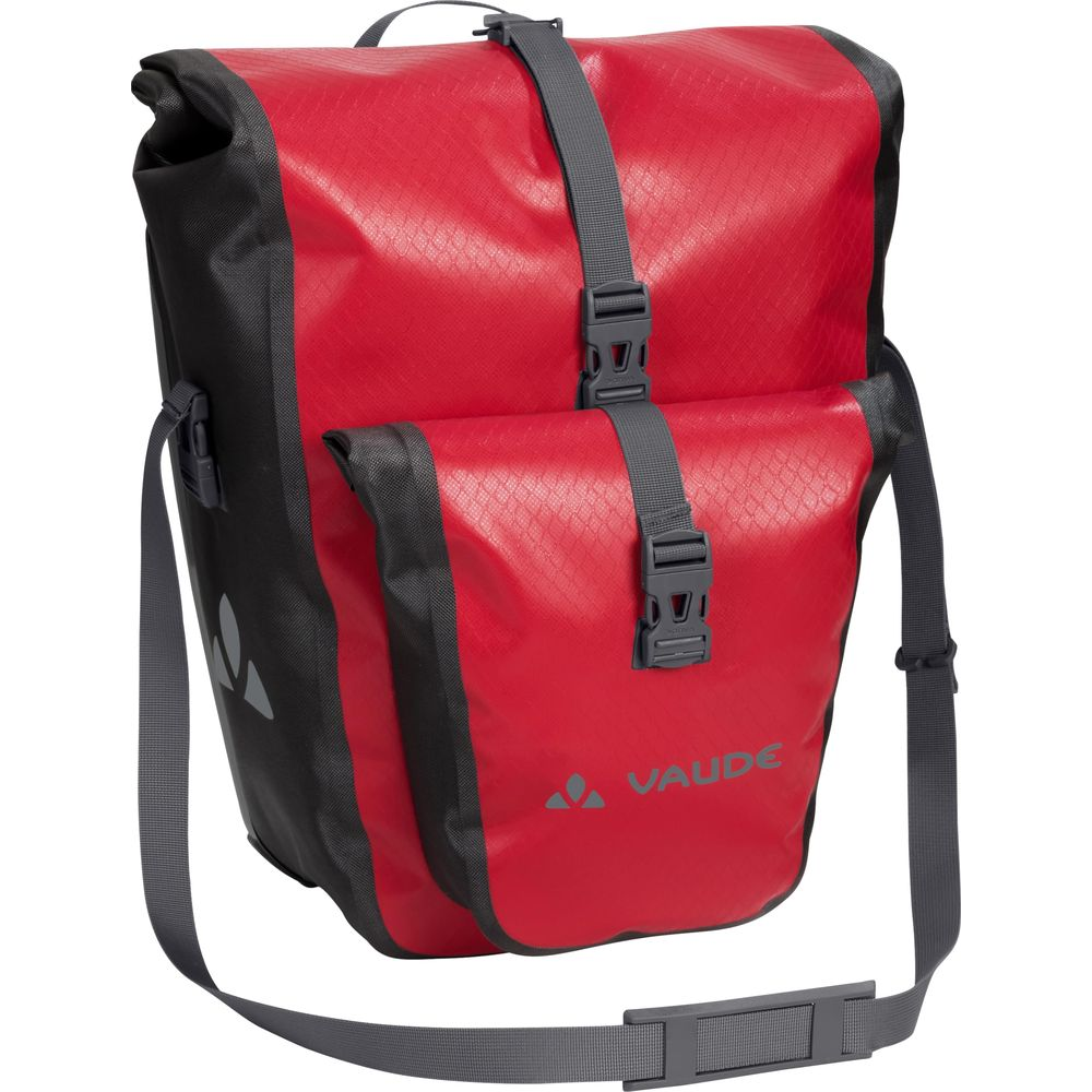 Rote und schwarze Fahrradtasche mit grauen Gurten und Schnallen.