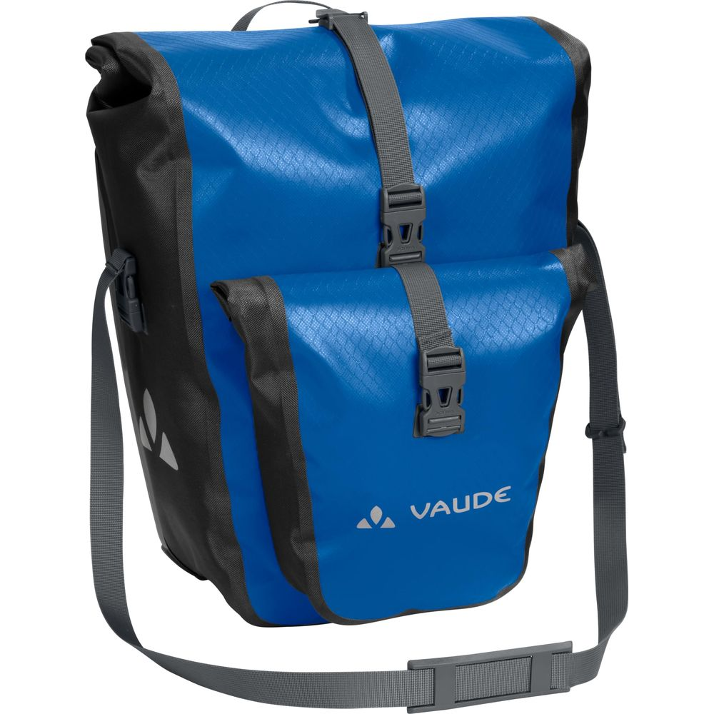 Blaue Vaude Fahrradtasche mit grauen Riemen und Schnallen.