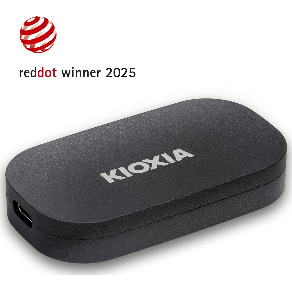 Schwarzes Kioxia-Gerät mit rotem Red Dot Award-Logo. USB-Anschluss sichtbar.